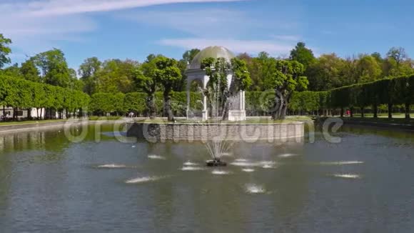 城市公园的喷泉视频的预览图