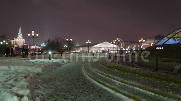 莫斯科冬夜曼涅日和克里姆林宫的景色视频的预览图