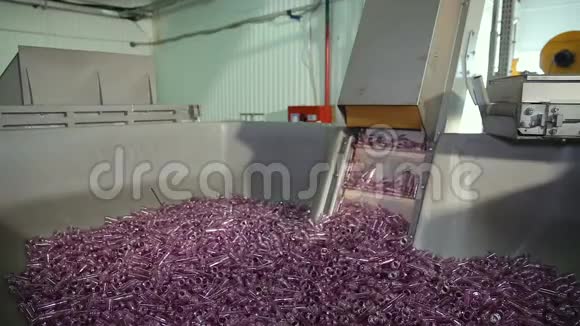塑料成型装瓶厂视频的预览图