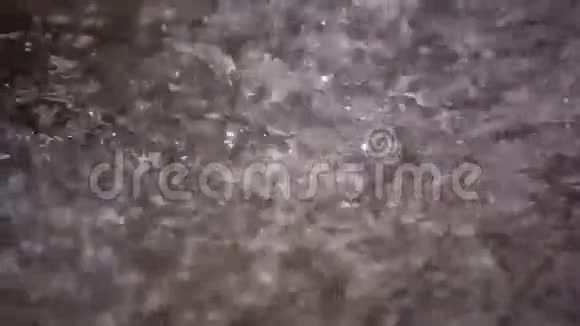 倾盆大雨落在地上视频的预览图