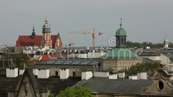 克拉科夫历史中心屋顶的俯视图视频的预览图