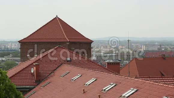 克拉科夫历史中心屋顶的俯视图视频的预览图