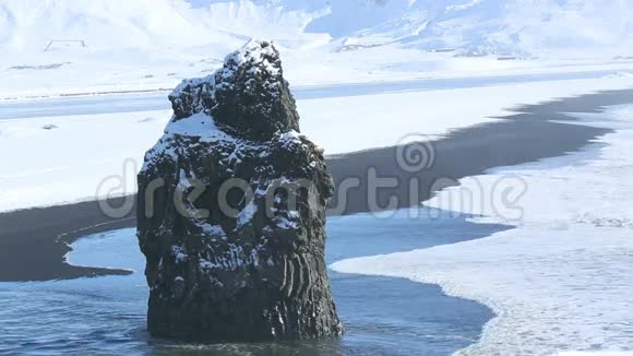 冬季冰岛南部维克附近的火山岩视频的预览图