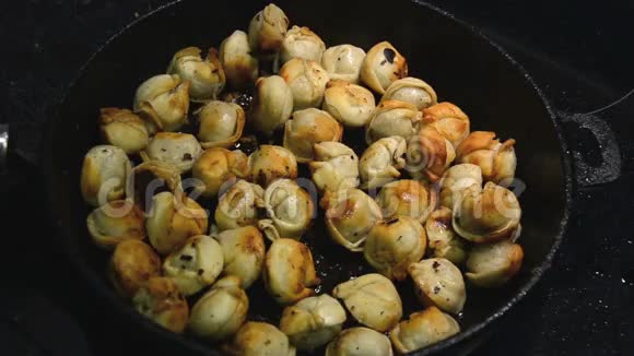 锅上用洋葱炒的自制饺子视频的预览图