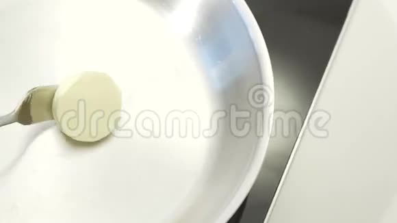 黄油在锅里融化视频的预览图