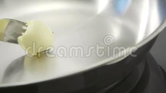 黄油在锅里融化视频的预览图