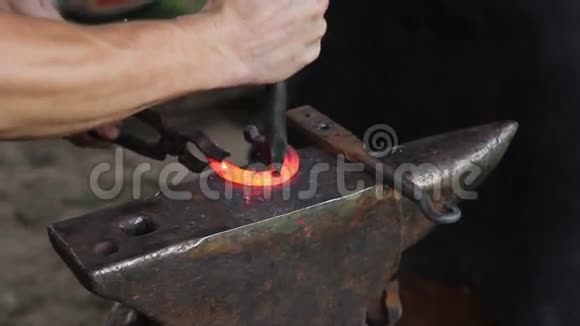 史密斯在铁砧上锻造马蹄铁熔化的红色金属视频的预览图
