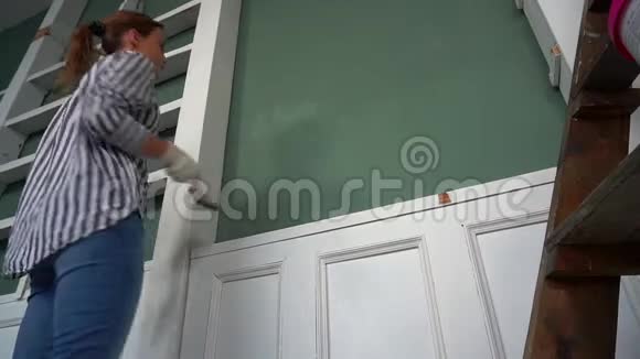 一个年轻的女人在公寓里修理视频的预览图
