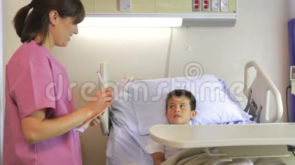 女医生在医院病床上与男孩交谈视频的预览图