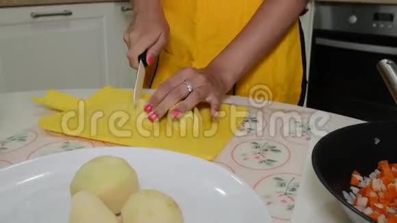 女人在砧板上切土豆视频的预览图