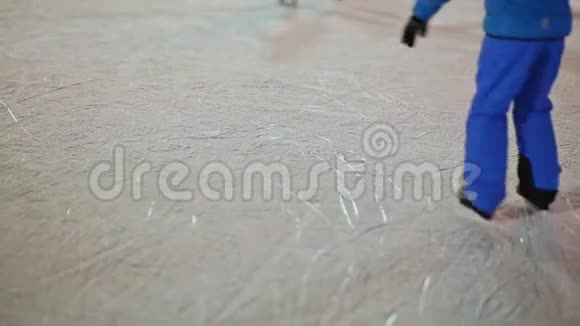 莫斯科露天溜冰场人们在冬天滑冰晚上的时间圣诞灯视频的预览图