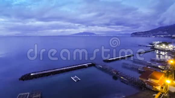 意大利那不勒斯海湾和维苏威火山的索伦托海岸线夜景视频的预览图