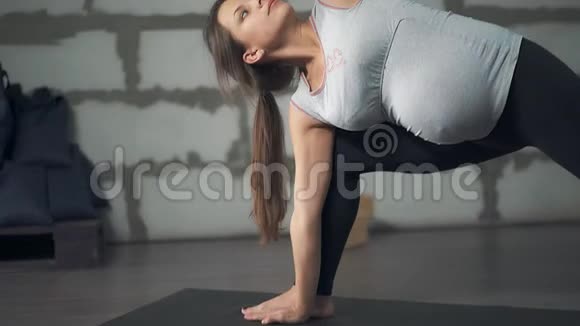 未来的母亲练习瑜伽并做伸展运动视频的预览图