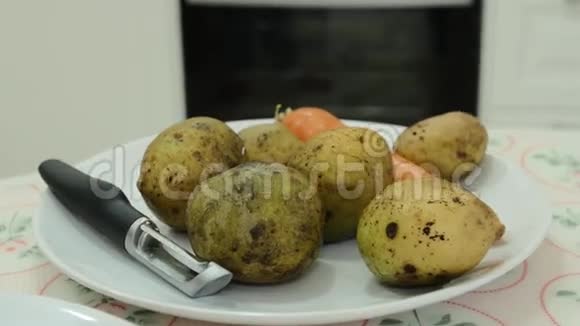 盘子里的无皮蔬菜土豆和视频的预览图
