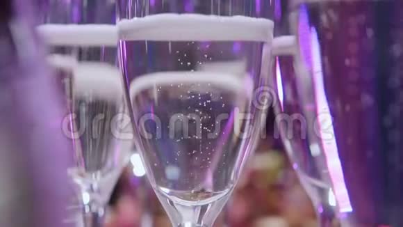 法瑟特桌面上摆满了一杯起泡白葡萄酒背景中有咖啡壶和反酒壶香槟香槟香槟视频的预览图