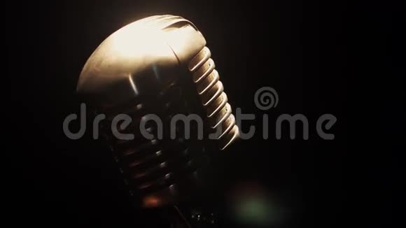 音乐会老式麦克风在聚光灯下的空俱乐部舞台上旋转视频的预览图