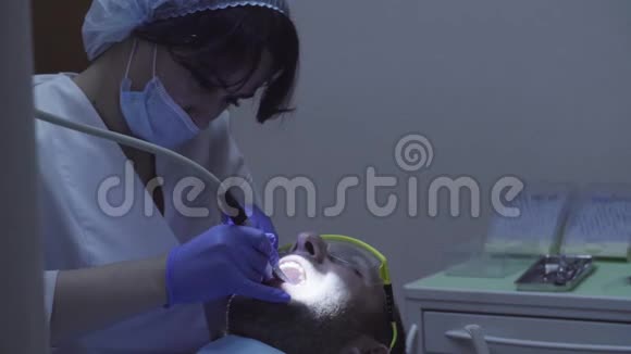 牙科诊所牙科钻孔牙视频的预览图
