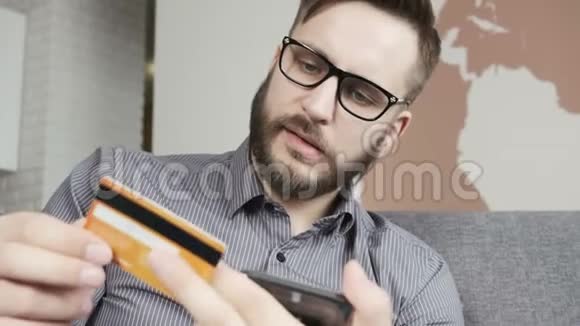 男人用智能手机用银行卡在线支付视频的预览图