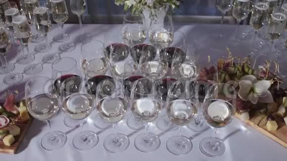 法瑟特桌面上摆满了一杯起泡白葡萄酒背景中有咖啡壶和反酒壶香槟香槟香槟视频的预览图