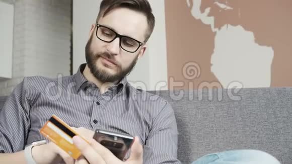 男人用智能手机用银行卡在线支付视频的预览图