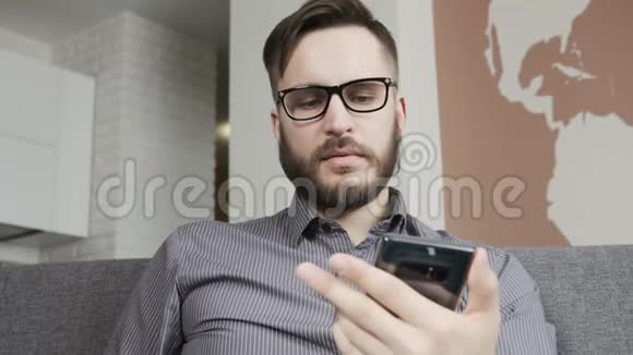 男子在网上购买智能手机信用卡视频的预览图