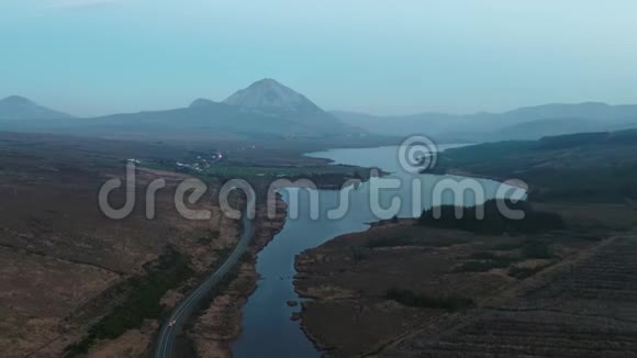 太阳落山以上的Errigrig山和LoughNacung下多尼加尔县爱尔兰视频的预览图