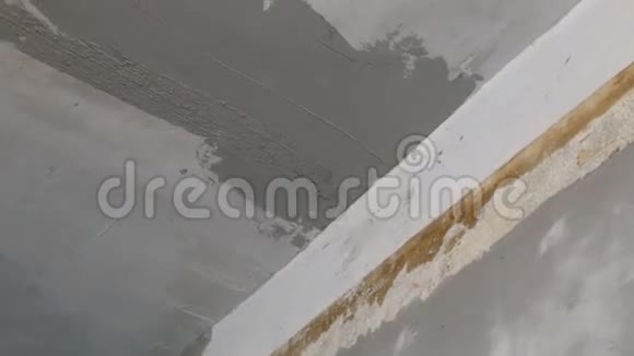 建筑工人手中浮起在天花板上涂上石膏视频的预览图