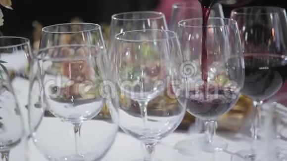 法瑟特桌面上摆满了一杯酒背景中有酒和反酒香槟泡沫视频的预览图