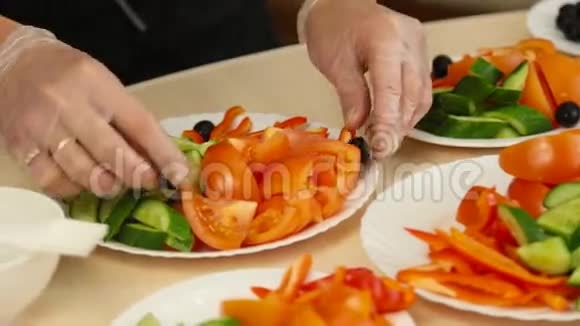 男性主厨在盘子里端沙拉视频的预览图