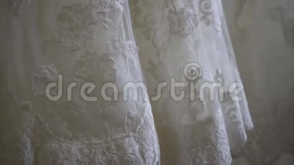 新娘婚纱挂在门上视频的预览图