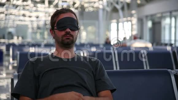 用眼罩睡在机场视频的预览图