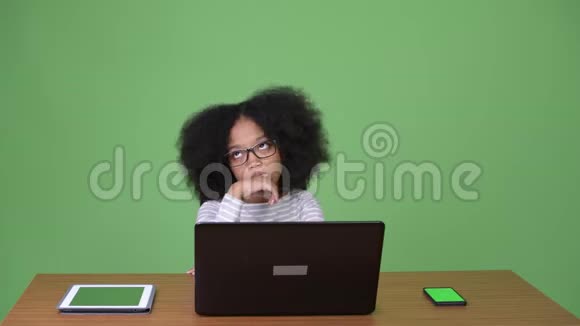 年轻可爱的非洲女孩非洲发型使用笔记本电脑视频的预览图