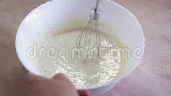 烹饪用电动搅拌器搅拌鸡蛋视频的预览图