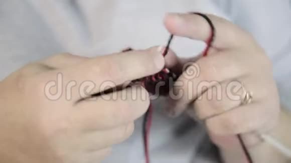 用针织针的特写手老妇人编织视频的预览图
