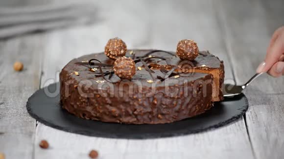 法式摩丝蛋糕一块加巧克力釉现代欧洲蛋糕糕点视频的预览图