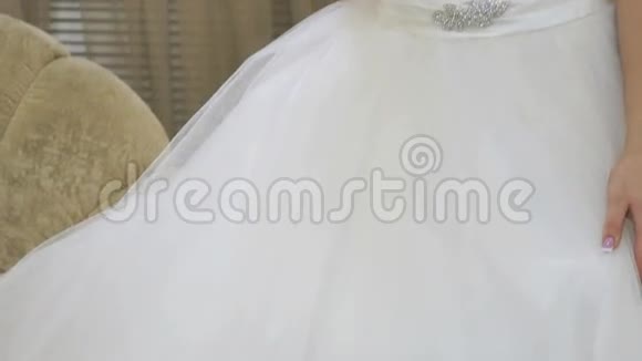 新娘身穿白色礼服手捧新娘花束视频的预览图