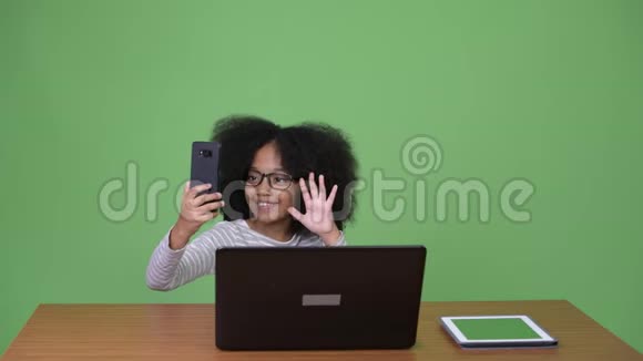 年轻可爱的非洲女孩非洲发型使用笔记本电脑视频的预览图