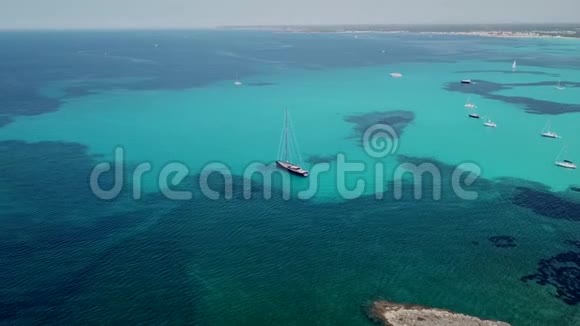 科洛尼亚圣乔迪马略卡西班牙令人惊叹的无人机空中景观迷人的埃斯坦尼海滩和船在一个绿松石的海洋视频的预览图