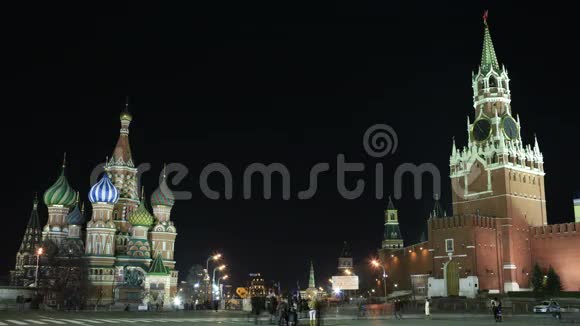莫斯科红场的克里姆林宫和巴西尔大教堂夜晚时光流逝视频的预览图