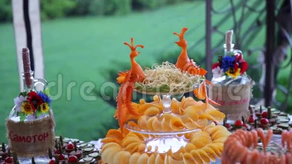 木制棕色桌子装满不同的小吃供聚会或婚礼庆祝视频的预览图