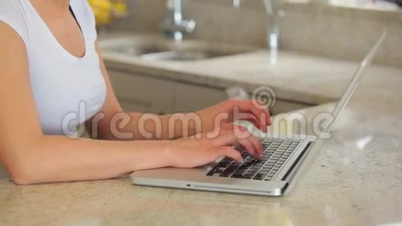 女人在打手提电脑窃贼在看视频的预览图