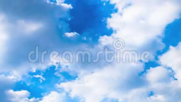在蓝蓝的天空中时间流逝是多云的视频的预览图