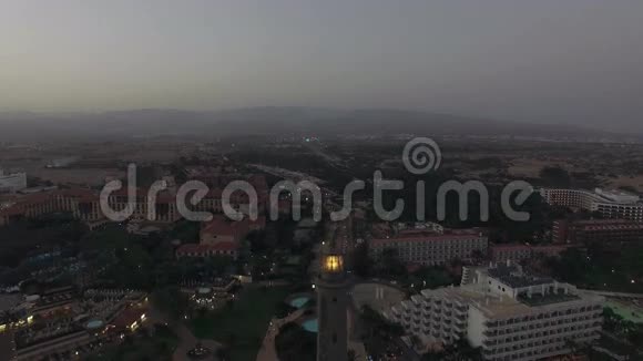 马斯帕洛马斯旅游小镇和灯塔的空中景象视频的预览图