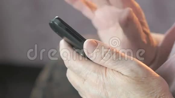 老年妇女用手机打字视频的预览图