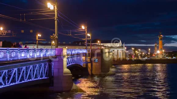 晚上在圣彼得堡拍摄全景视频的预览图