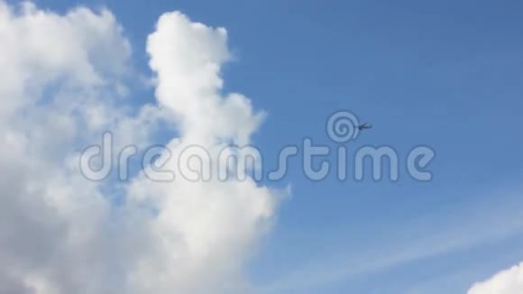飞机飞行着移动的白云视频的预览图