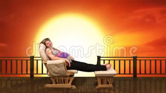 日落时分坐在摇椅上的孕妇视频的预览图