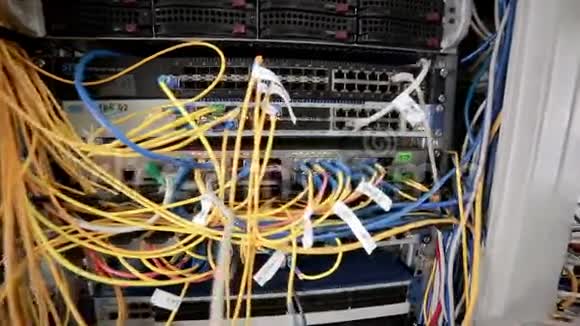 工作数据服务器背面有许多电线电缆视频的预览图