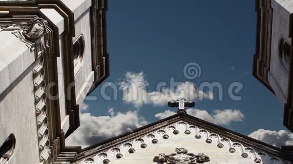 天空中的十字架天主教会视频的预览图