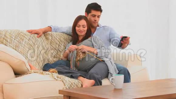 孕妇与丈夫编织视频的预览图